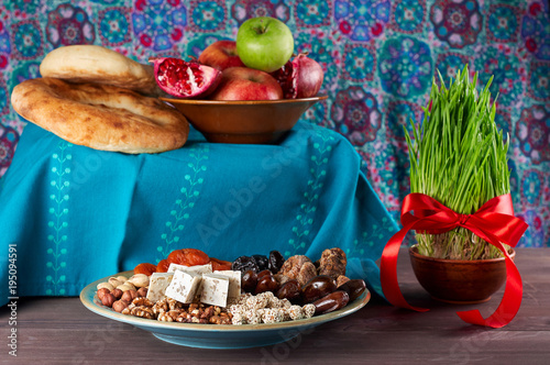 Obraz na płótnie Traditional Azerbaijan sweet cuisine of holiday Nowruz. Fresh green grass samani symbol of spring w salonie