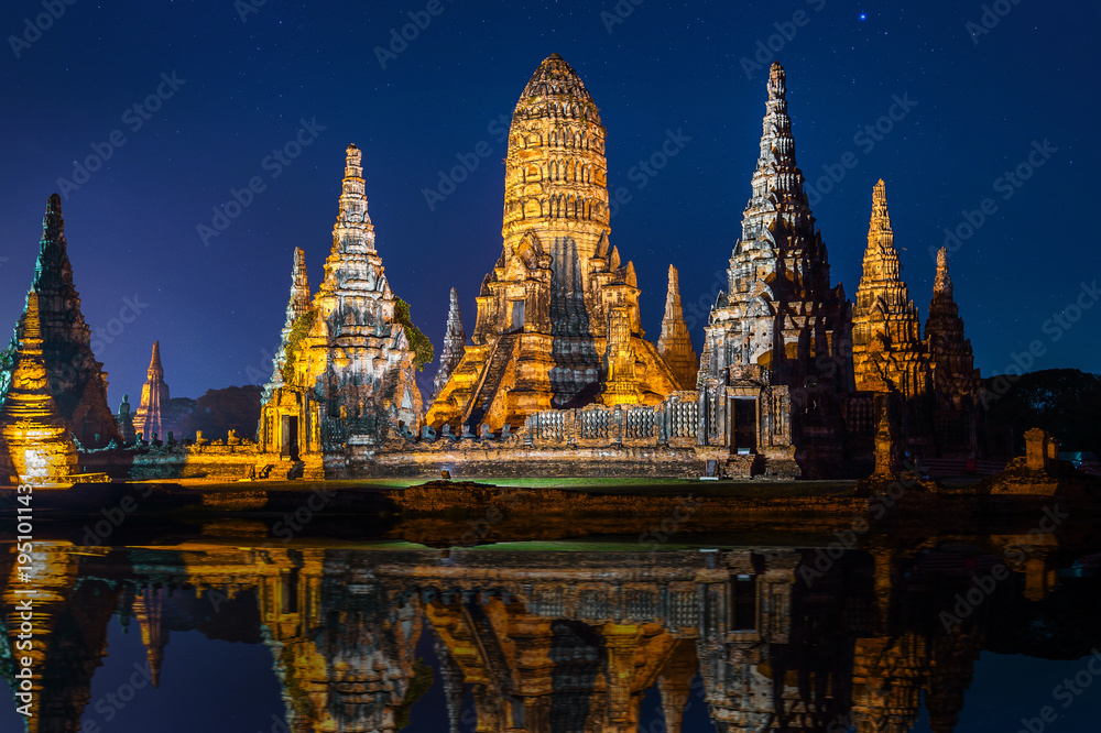 Obraz premium Ayutthaya Historical Park, Wat Chaiwatthanaram Buddhist temple in Thailand.