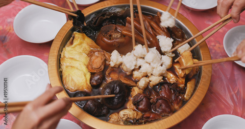 Принти на полотні Chinese new year poon choi, eating at home
