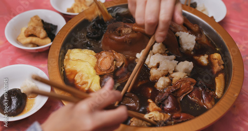 Foto Chinese cuisine poon choi, eating at home