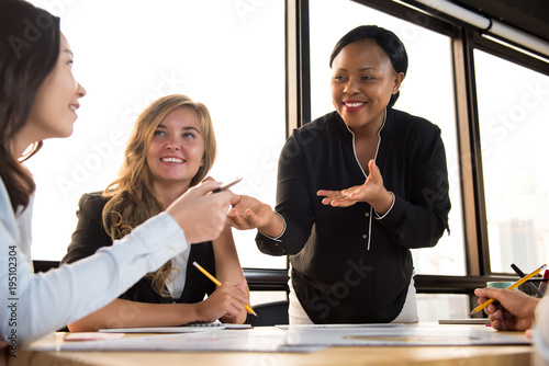 Fotografia Friendly black businesswoman supporting her colleague in the meeting
