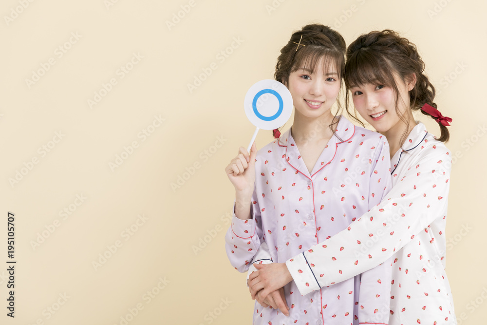 判定する女性 判定する女性