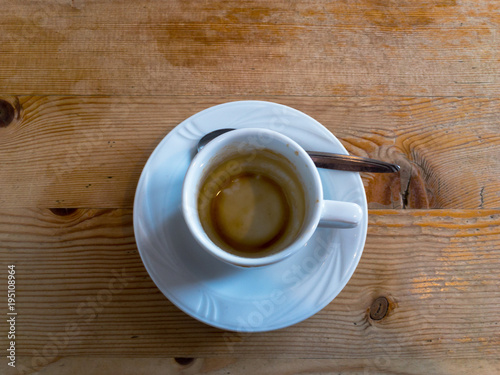 Leere Espresso-Tasse auf groben Holztisch von oben