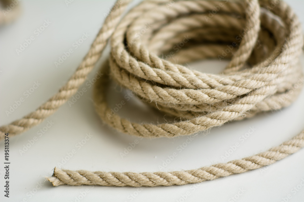 Obraz premium Coarse rope roll on a white surface