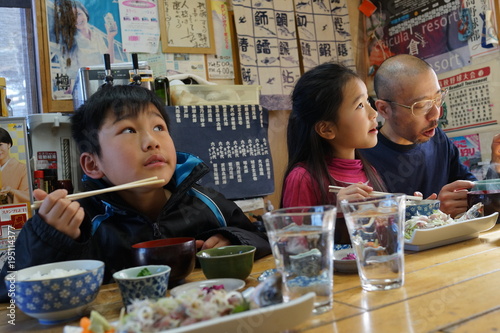 家族旅行　食事風景　外食　食べる　親子