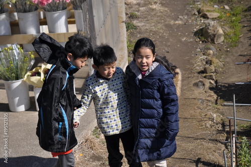 秋 冬 トリオ 子どもたち 三兄弟 仲良し 小学生 公園 ピクニック Stock Photo Adobe Stock