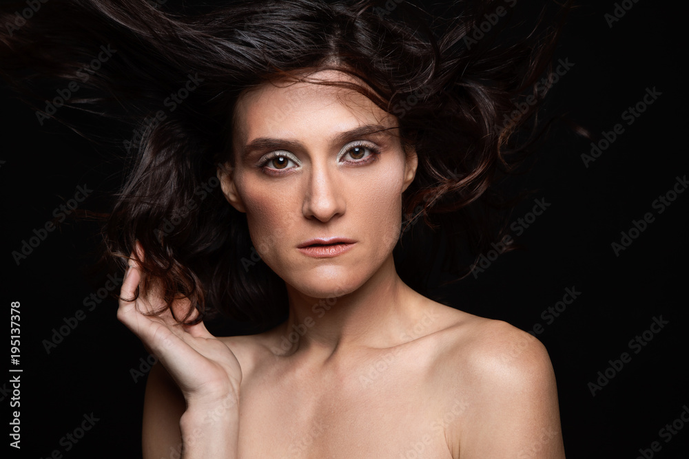 Portrait en studio d'une femme sur fond noir Portrait en studio d'une femme sur fond noir