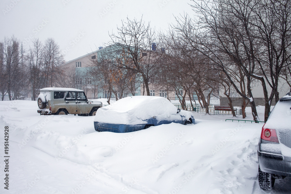 Snow on cars after snowfall. Winter urban scene. Snow on cars after snowfall. Winter urban scene.