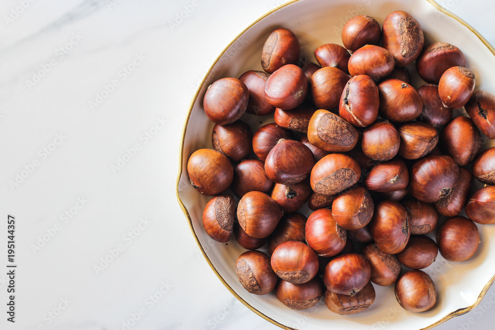 Obraz premium Fresh chestnuts viewed from above