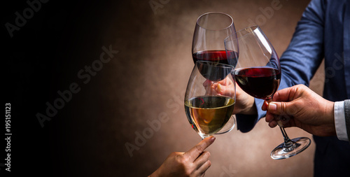 toasting with wine glasses　 photo