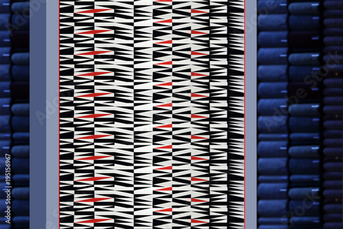 Piękny dywan, geometryczne wzory, białe, czarne i czerwone w sklepie.