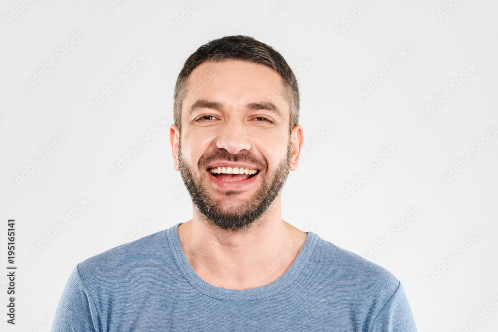 Fototapeta premium Przystojny szczęśliwy młody człowiek na białym tle