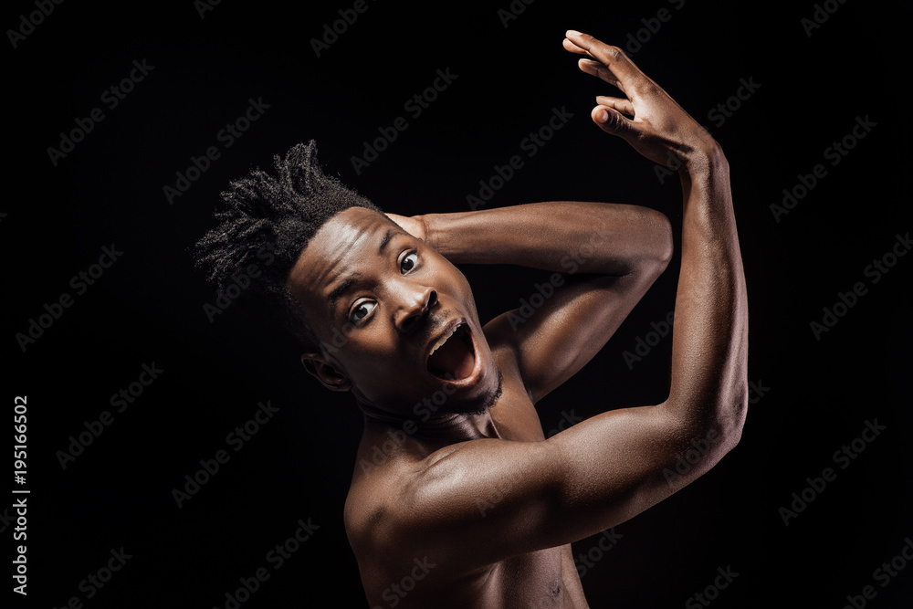 Obraz premium African American man screaming against black background
