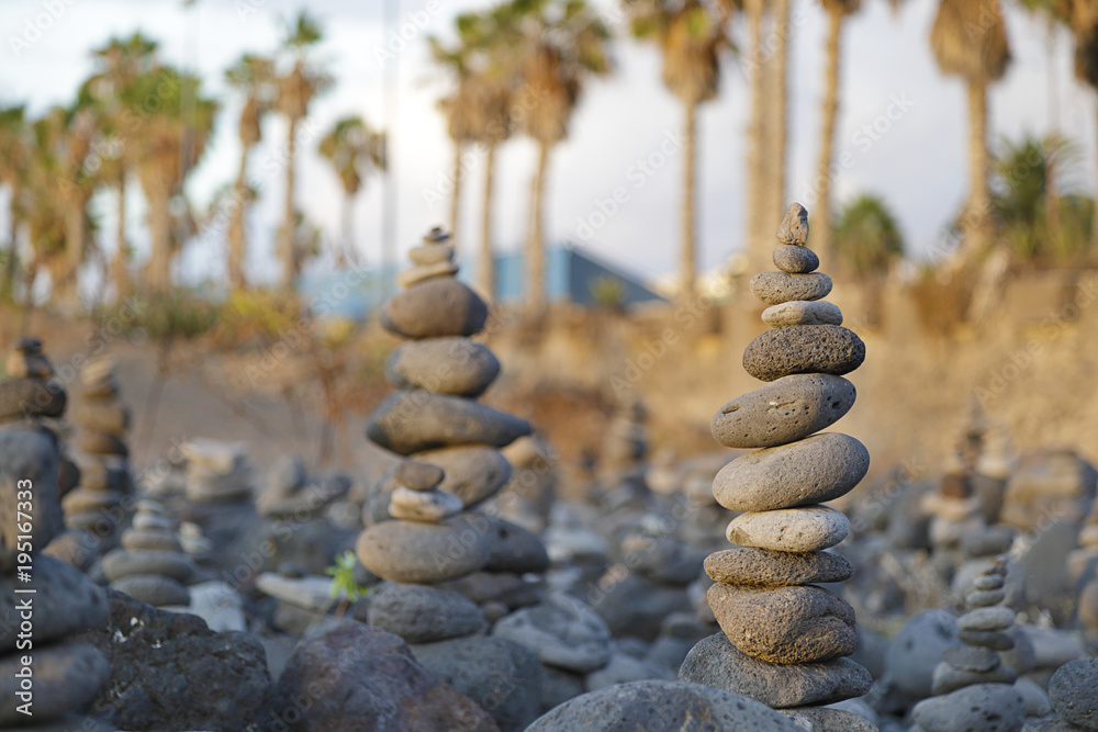 Obraz premium Several pebbles stacked up in a beach