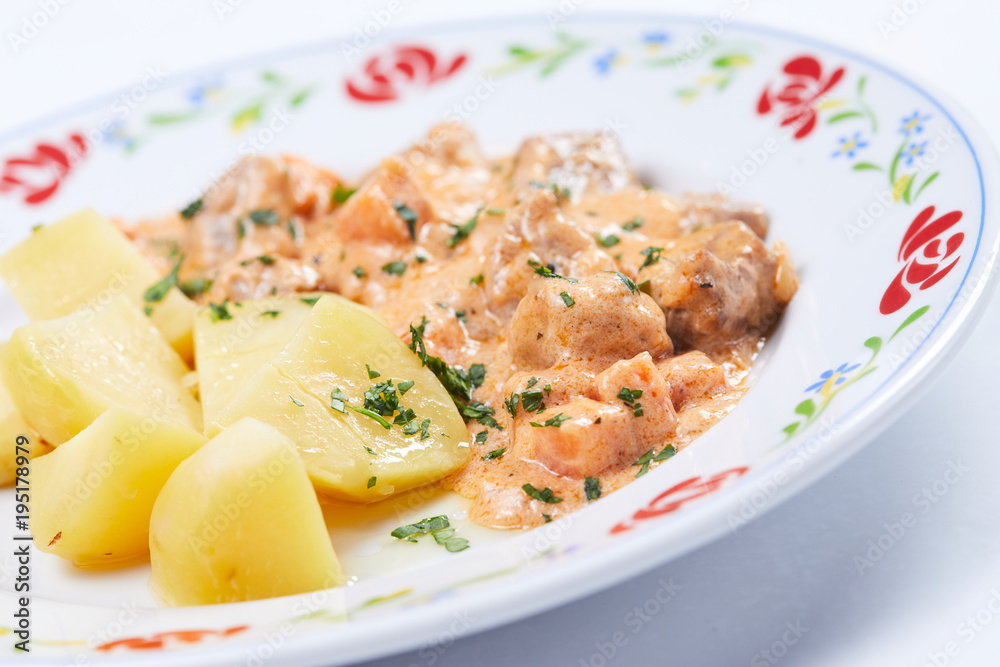 meat with mashed potatoes