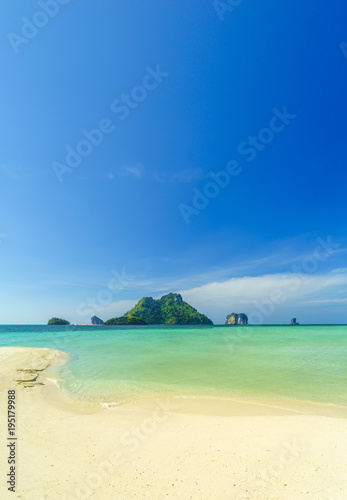 Poda island beach  white sand and turquoise sea © Netfalls
