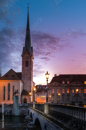 Zürich center with famous Fraumünster Church and bridge, Limmat river and Zürichsee, Switzerland. Historisches Zentrum von Zürich mit der berühmten Fraumünsterkirche und Brücke, Limmat, Zürich