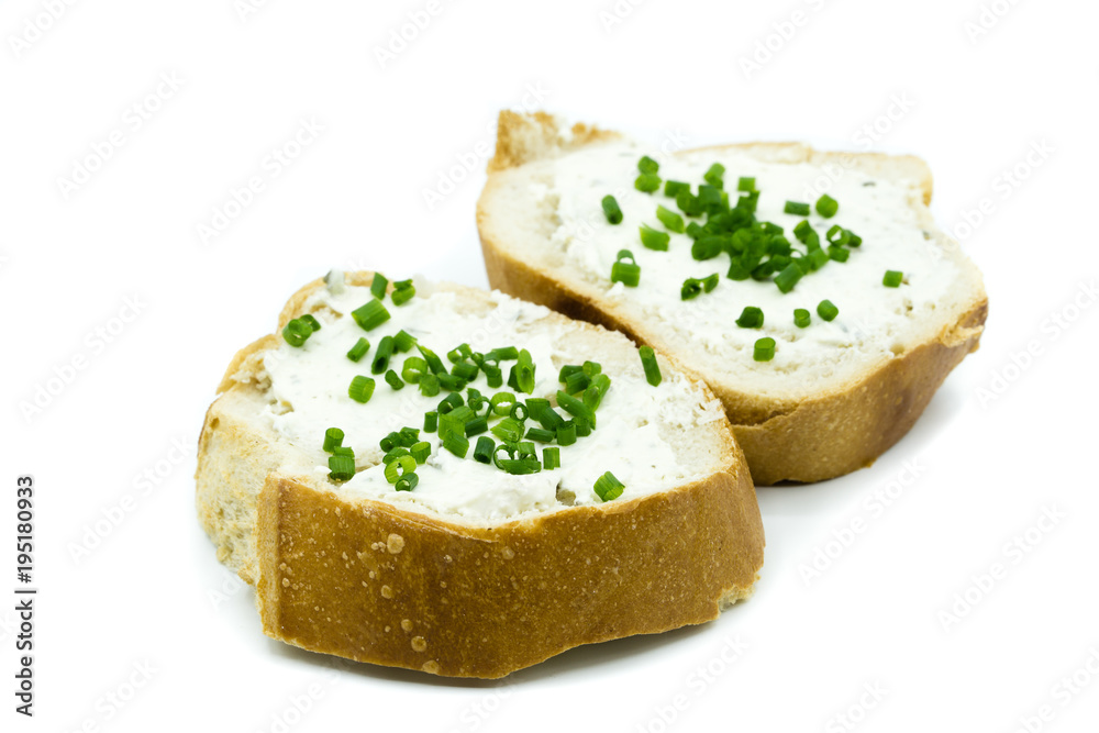 Baguette mit Frischkäse  isoliert freigestellt auf weißen Hintergrund, Freisteller

