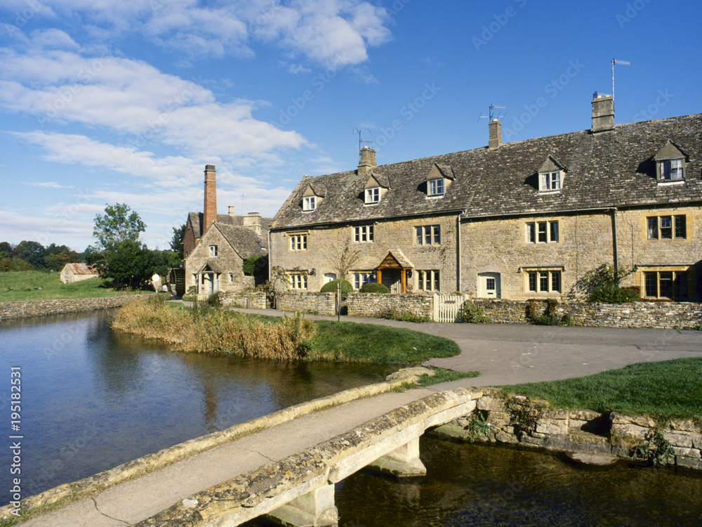 England, Gloucestershire, Cotswolds, picturesque cotswold stone cottages by the River Eye in Lower Slaughter