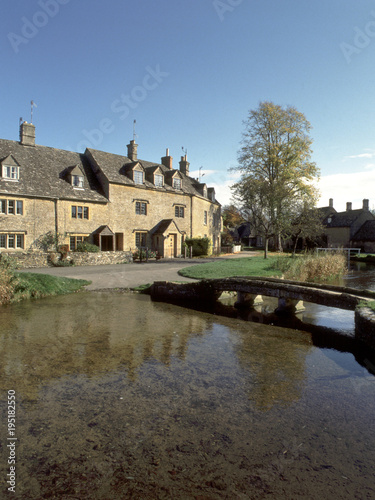 England, Gloucestershire, Cotswolds, Lower Slaughter, River Eye, Cotswold cottages © Chris Rose
