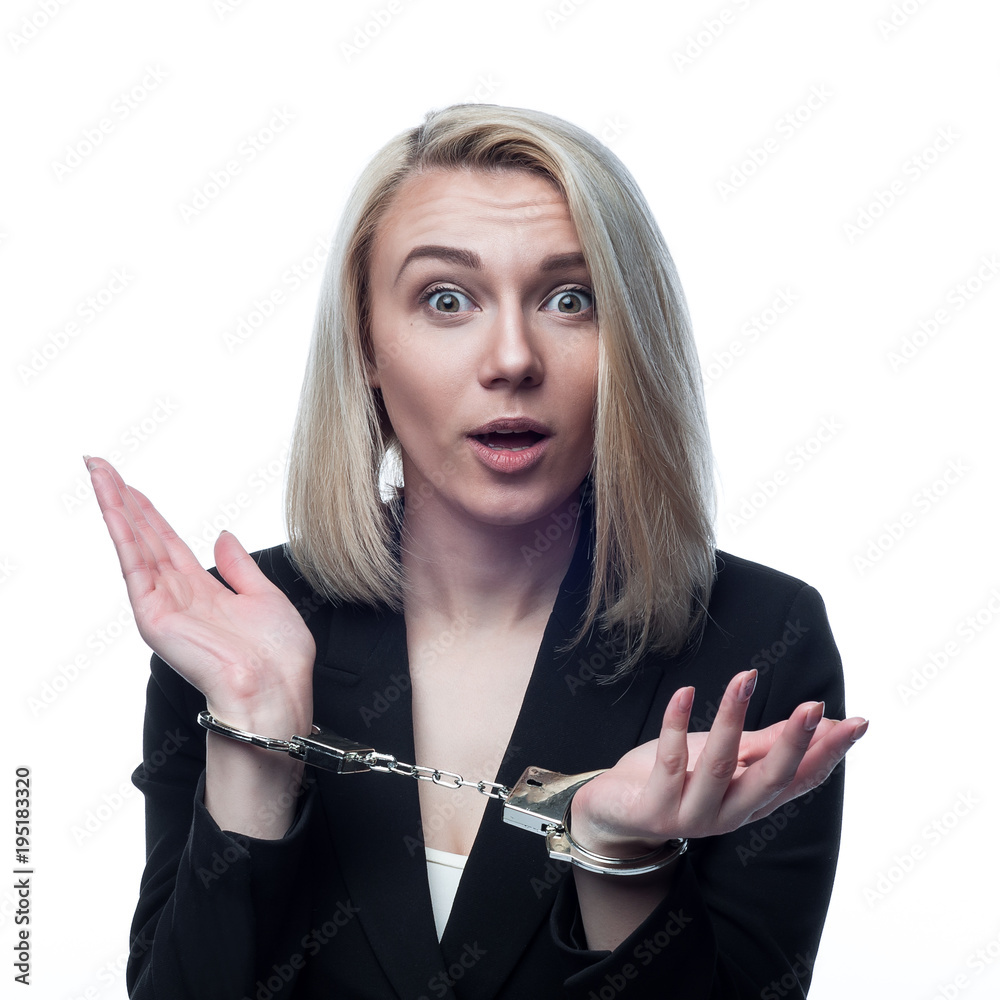 Фото Вид сзади молодой женщины в комбинезоне в наручниках