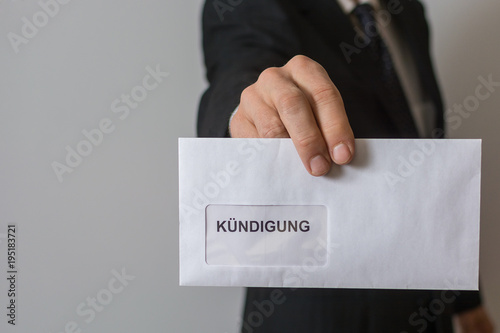 Mann zeigt Brief mit Kündigung