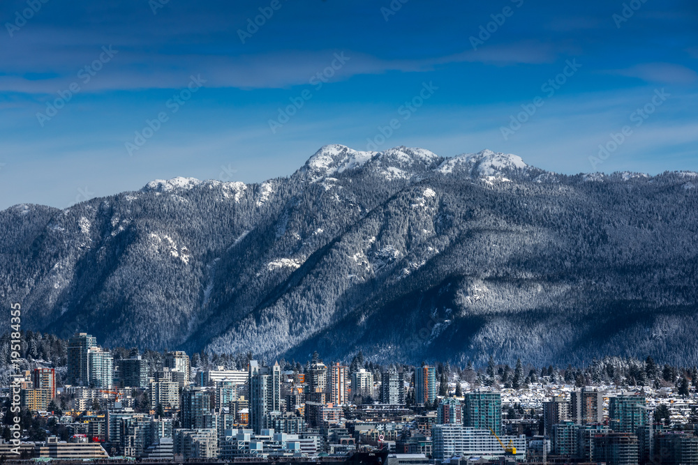 Obraz premium Rocky Mountains and buildings, North Vancouver, British Colombia, Canada.