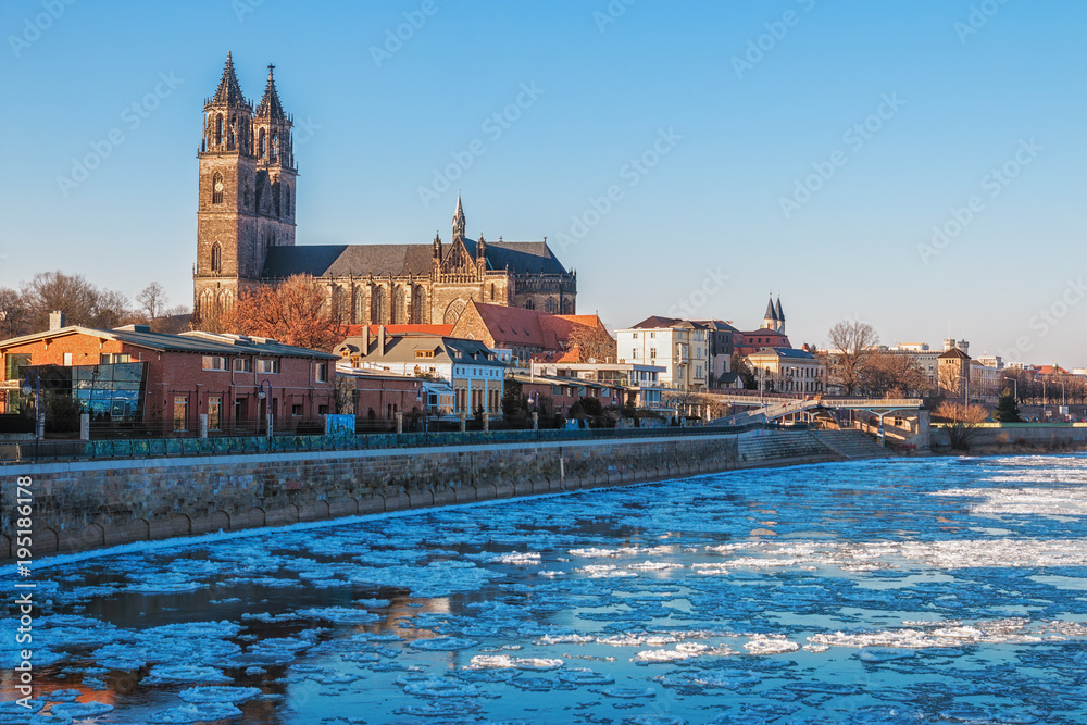 Eisschollen vor dem Magdeburger Dom