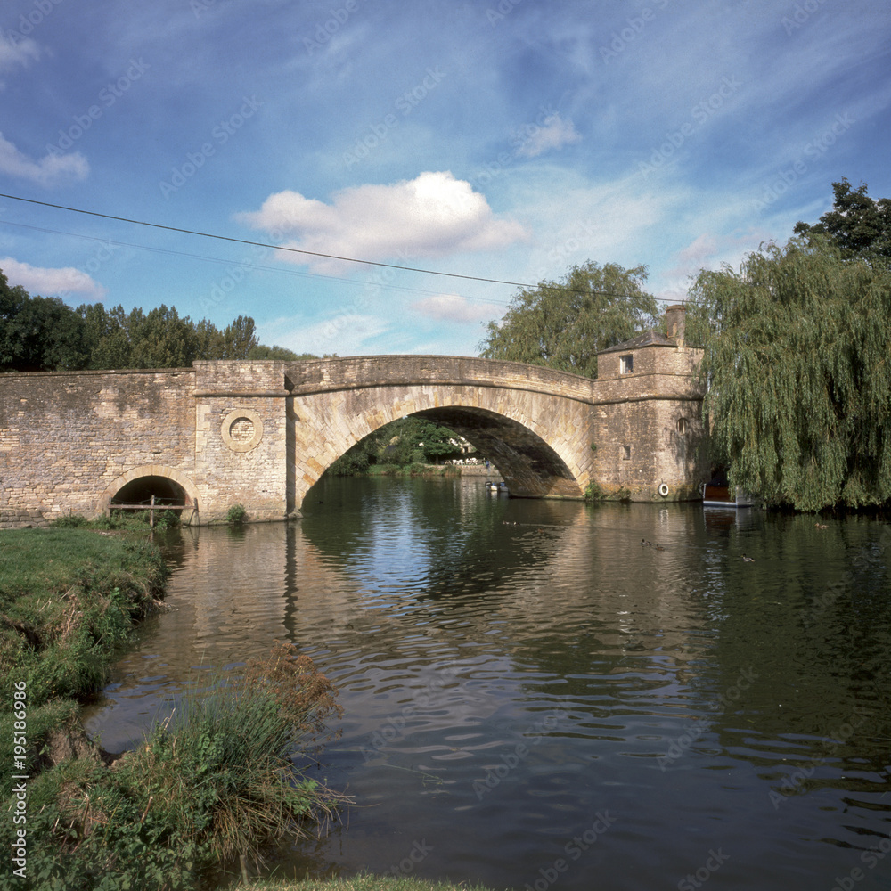 England, Cotswolds, Gloucestershire, Lechlade, historic Halfpenny Bridge over the River Thames