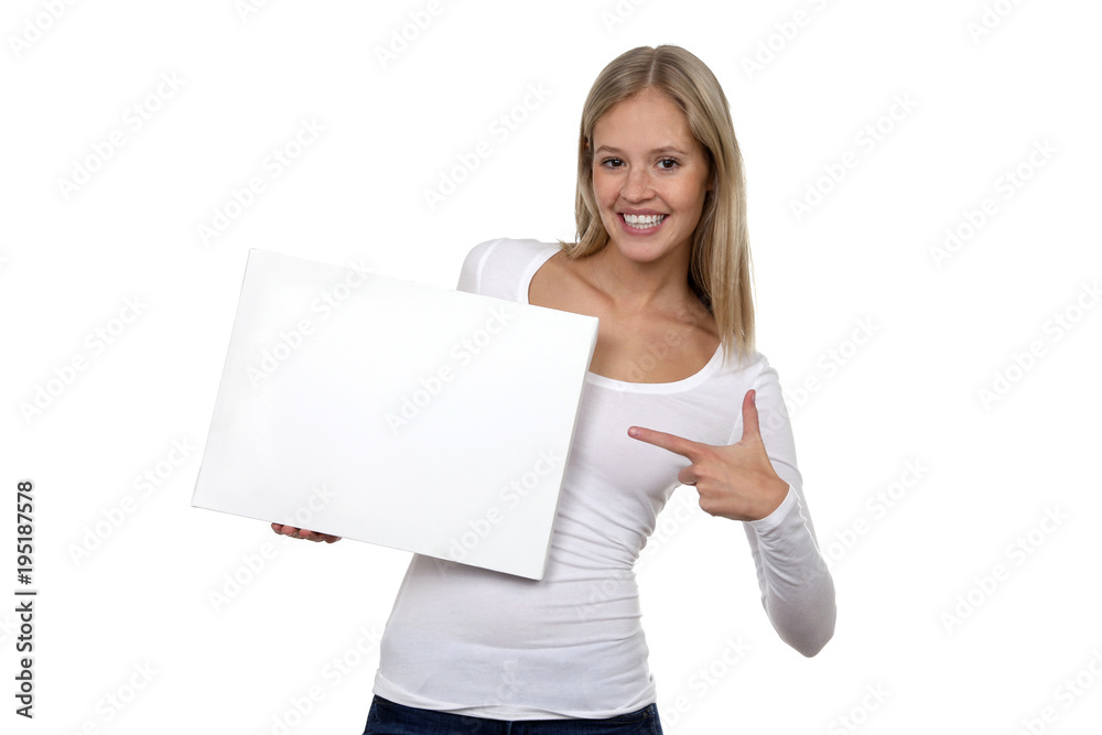 Hübsche blonde Frau lacht und zeigt auf eine leere Tafel in ihrer Hand Hübsche blonde Frau lacht und zeigt auf eine leere Tafel in ihrer Hand