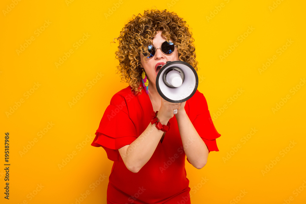 Obraz premium Attractive woman with curly hair with loudspeaker