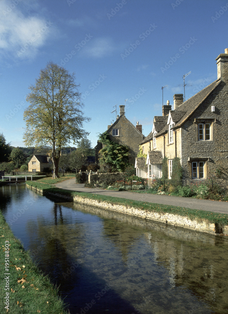 England, Cotswolds, Gloucestershire, Lower Slaughter, River Eye, riverside cotswold cottages