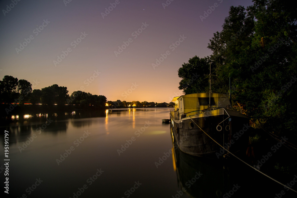 Fototapeta premium Rhone bei Avignon bei Nacht
