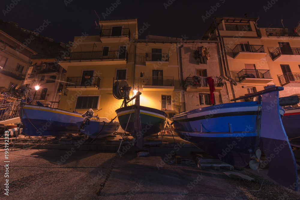 Il pittoresco villaggio di pescatori di Chianalea di notte, provincia di Reggio Calabria IT	