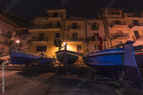Il pittoresco villaggio di pescatori di Chianalea di notte, provincia di Reggio Calabria IT 