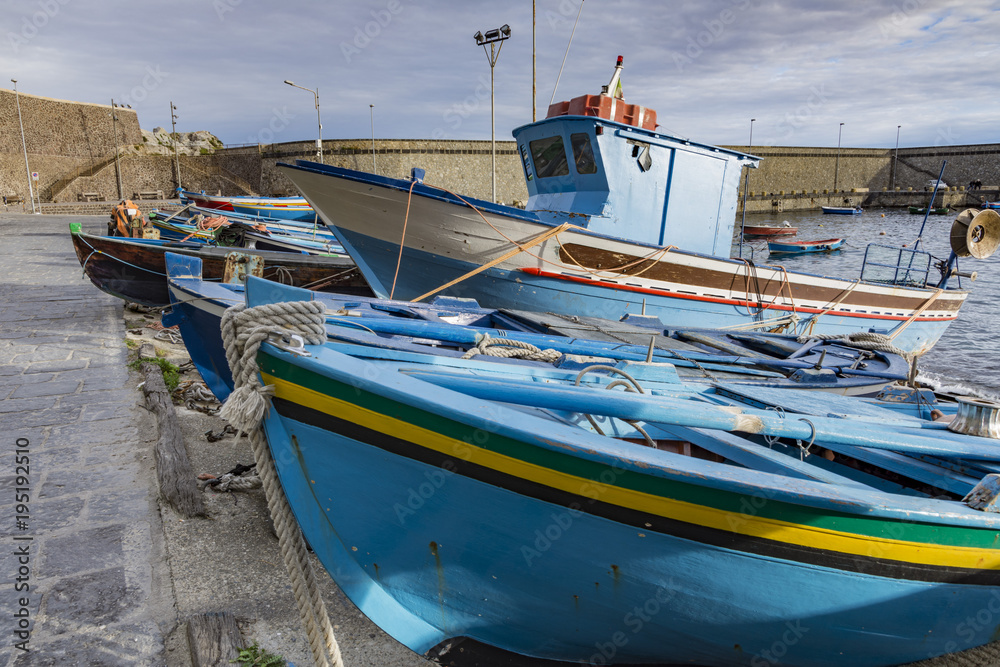 Barche da pesca nel borgo di Chianalea a Scilla, provincia di Reggio Calabria IT	