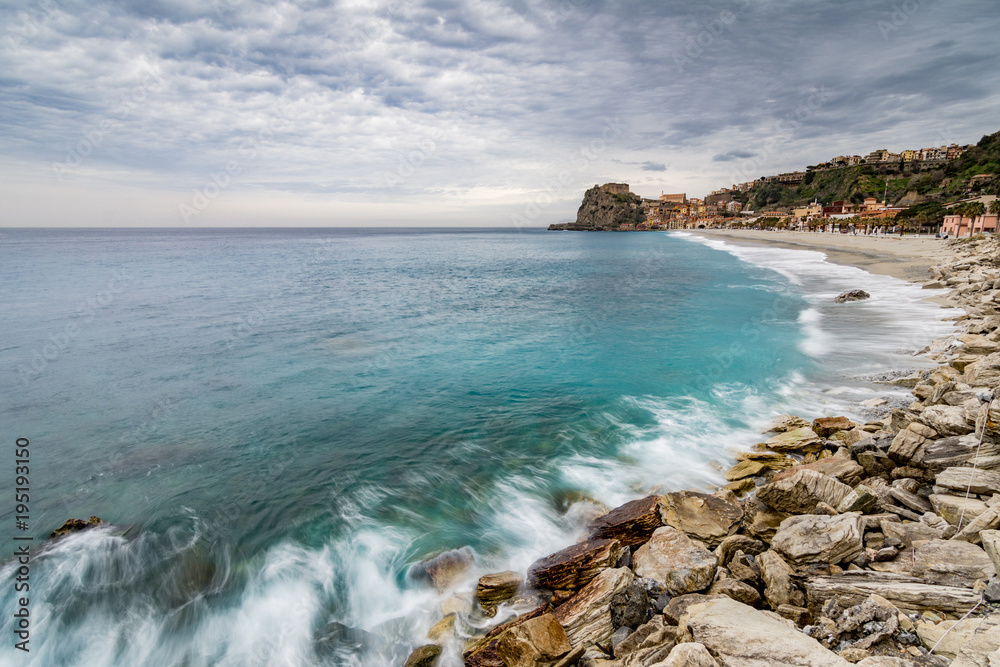 La spiaggia di Scilla con la cittadina sullo sfondo al cepuscolo, provincia di Reggio Calabria IT	