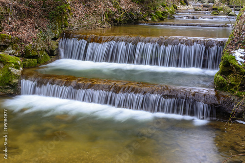 Fototapeta Naklejka Na Ścianę i Meble -  Stufen Wasserfall im Wald