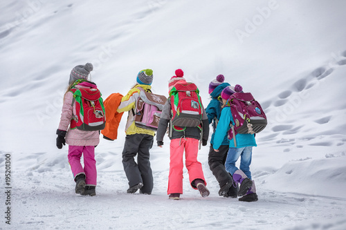 Schülerinnen im Schnee