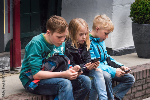 Onlinesucht, Handysucht bei drei Kindern