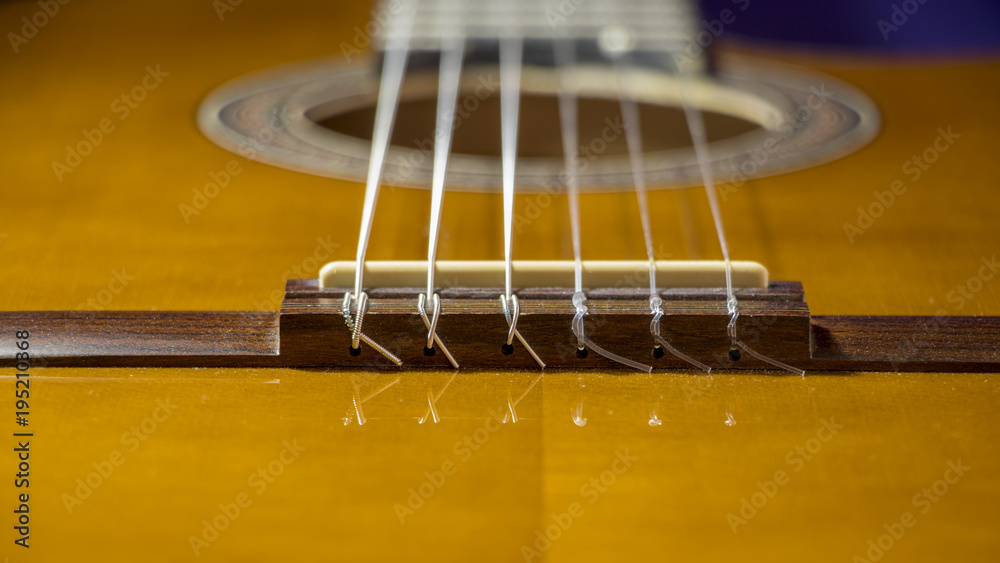 Fototapeta premium Colorido retrato del puente y las cuerdas de una guitarra acústica para fondo de temas musicales