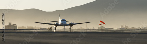 Fotografi Beautiful morning sunrise over the apron of Uyuni airport, best of aviation phot