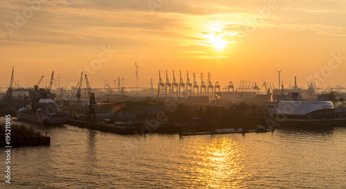 Hamburger Hafen im Sonnenuntergang