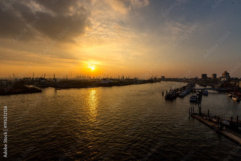 Hamburger Hafen und Hafencity im Sonnenuntergang