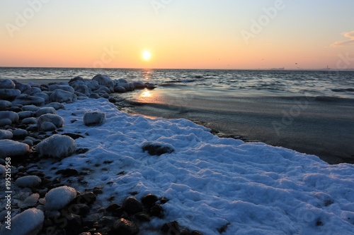 malerischer Sonnenaufgang am Meer im Winter