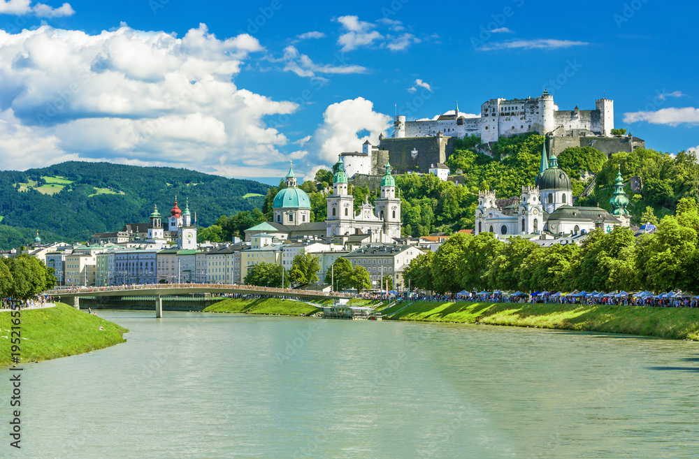 Fototapeta premium Piękny widok na panoramę Salzburga z Festung Hohensalzburg w lecie, Salzburg, Austria