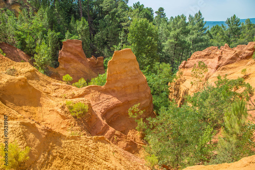 Ockerfelsen und Ockerlehrpfad in Roussillon Vaucluse, Südfrankreich