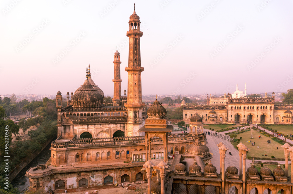 Plakat domed roof and towers of Asfi mosque shot at sunset from the rooftop of bara imambara in lucknow uttar pradesh india. This marvel of mughal architecture is a famous tourist destination