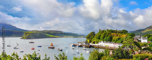 Canvas Print Panoramic landscape with boats , yachts and sailboats in Portree harbour