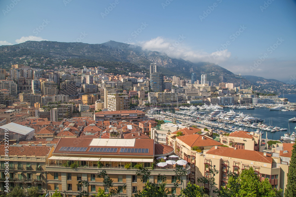 Panorama und Sehenswürdigkeiten des Fürstentum Monaco im Sommer